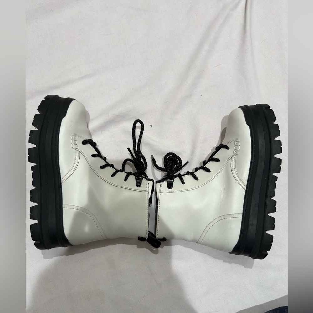 Women’s Ugg boots size 6